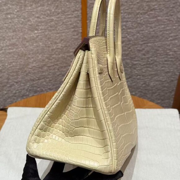 Classic Hermes Bag: A Stylish and Versatile Choice for Elegance - Picture 5 of 6